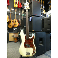 <p>Lovely fretless P bass by Revelation.</p><p>Condition: tiny chip in the headstock, otherwise excellent.</p>