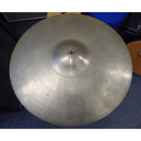 <p>Decent 18" crash/ride cymbal.</p>