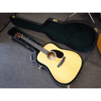 <p>Lovely Martin electro-acoustic with original hard case.</p><p>Condition: One tiny, barely noticeable dent in the table at the bottom edge, otherwise mint!</p>